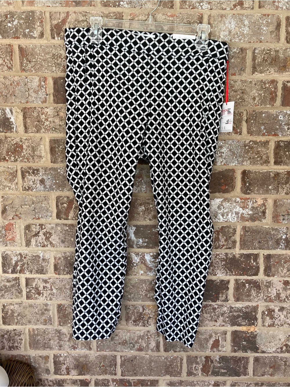 NWT Woman’s Elle Geometric pattern Midrise Capri Pants Sz Medium